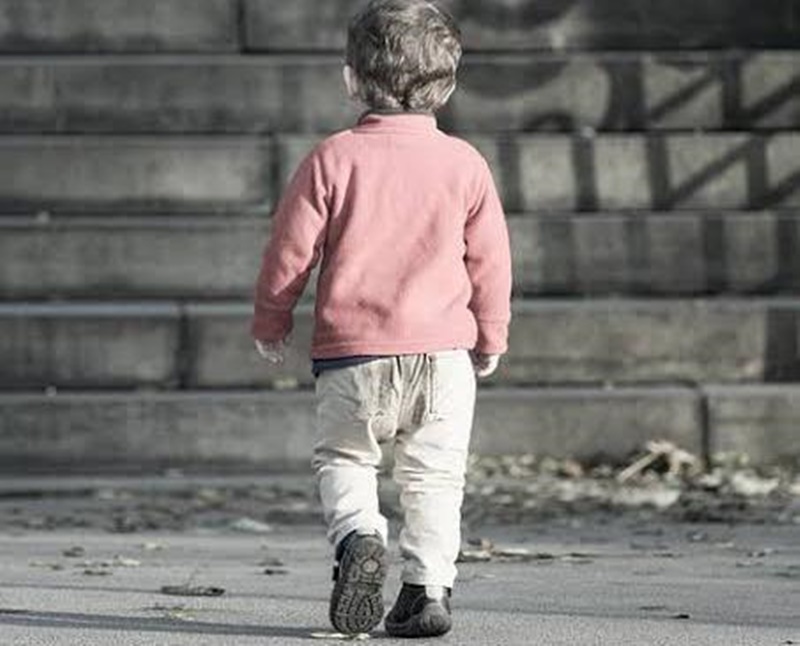 ABANDONADA: Criança de três anos é encontrada sozinha na rua durante a madrugada