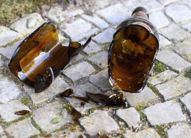 DISCUSSÃO: Bebedeira entre amigos acaba com homem agredido a garrafada