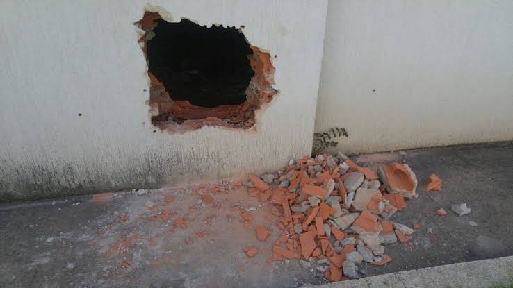 AÇÃO CRIMINOSA: Bandidos fazem buraco na parede para tentar furtar cofre de banco