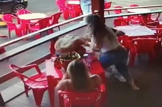 DISCUSSÃO: Mulher ataca marido a pedradas durante bebedeira em bar