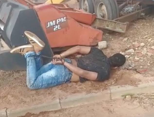 AMARRADOS: Ladrões invadem galpão, são flagrados no telhado e sucateiro acaba preso