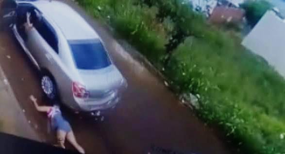VOLTANDO DA FESTA: Mulher é agredida e jogada desmaiada de carro por namorado violento