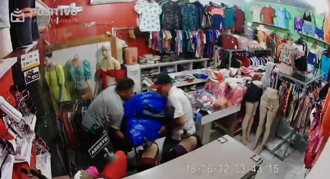 VÍDEO: Bandidos são filmados fazendo arrastão em loja de roupas
