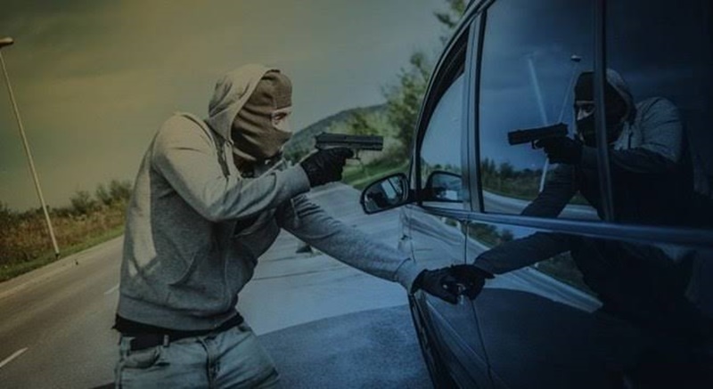 RENDIDO: Motorista de App tem carro roubado por criminosos na frente de escola