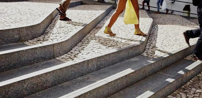 ABSURDO: Jovem é roubada e estuprada em escadaria de praça pública