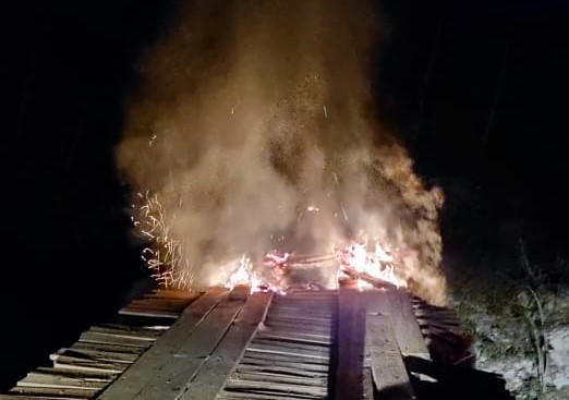 ARRISCADO: Invasores queimam ponte após atacarem PMs e servidores da Sedam a tiros