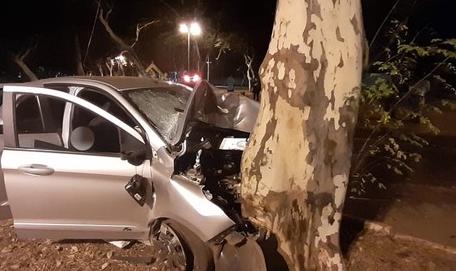 BÊBADO: Motorista de 20 anos é preso após sair de bar e colidir carro em árvore