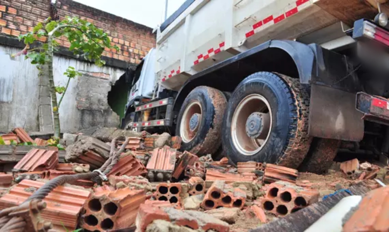 DESGOVERNADO: Bandido furta caminhão caçamba e na fuga bate em muro de residência 