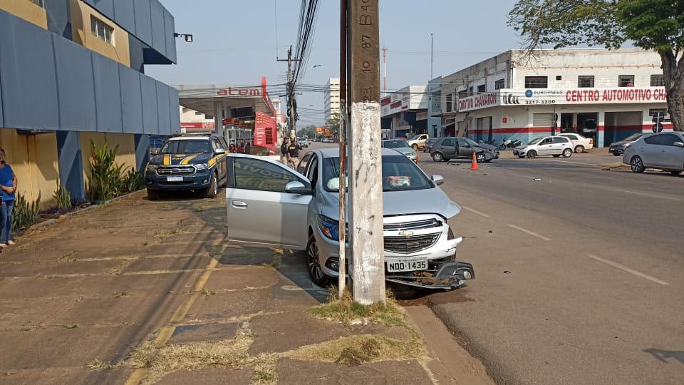 VÍDEO: Grave colisão entre carros na frente da sede da PRF