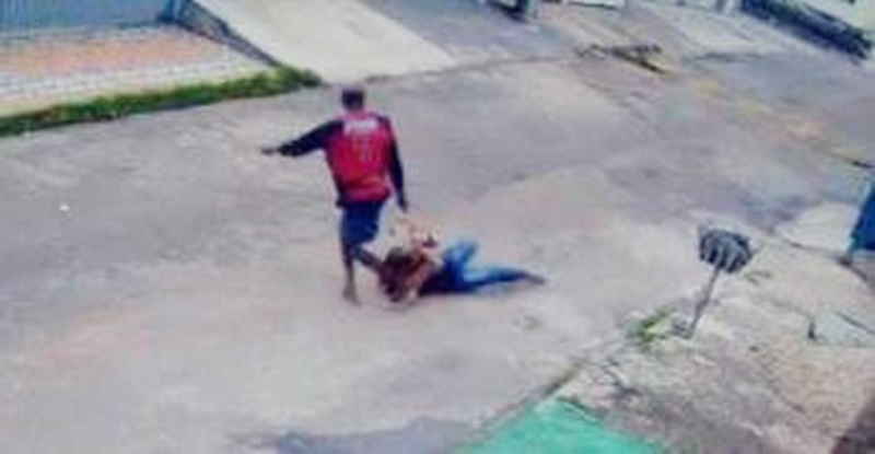VIOLENTO: Bandido arrasta mulher no asfalto durante roubo na zona Leste