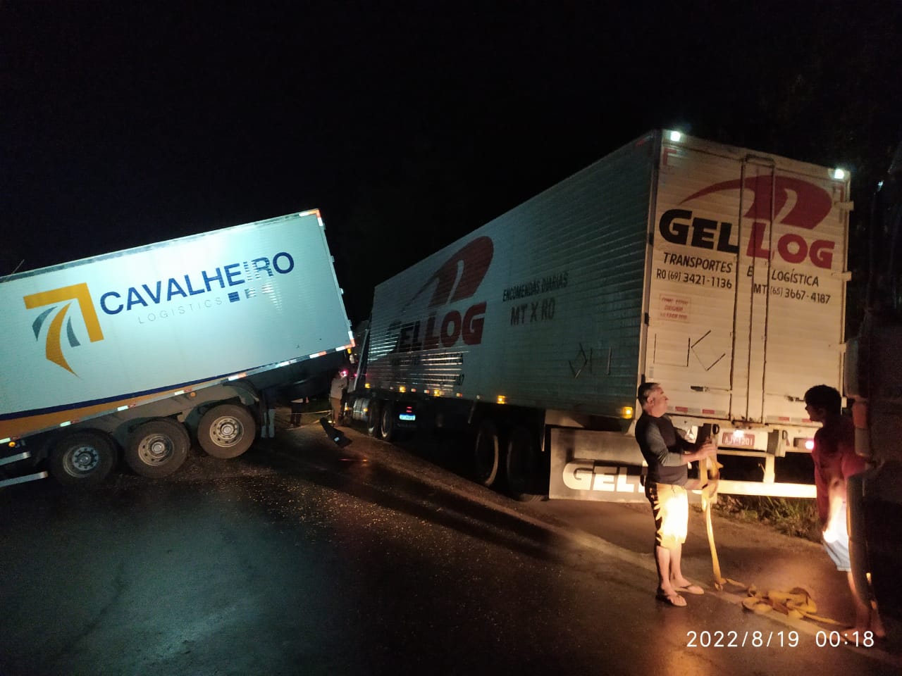 INTERDIÇÃO: Acidente envolvendo três caminhões deixa BR-364 bloqueada em RO