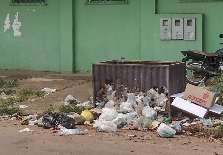 SUJEIRA: População reclama de lixo descartado por moradores de prédio na frente de casas 