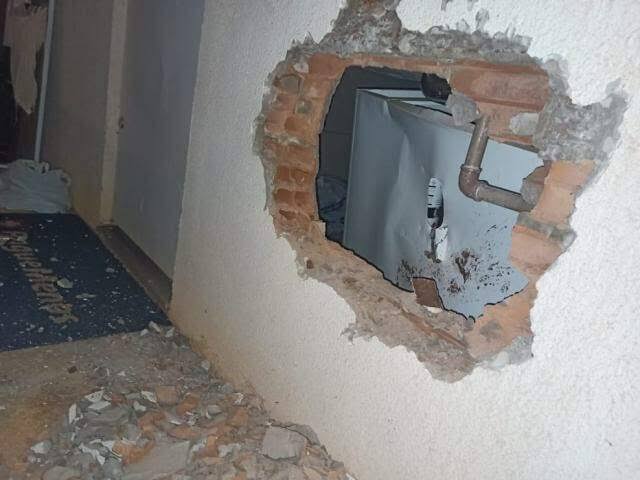 OUTRA VEZ: Bandidos fazem buraco na parede e tentam arrombar cofre de farmácia 