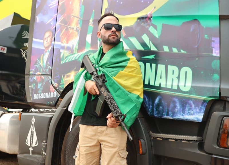 VERDE AMARELO: Candidato a deputado federal leva fuzil para manifestação pró-Bolsonaro
