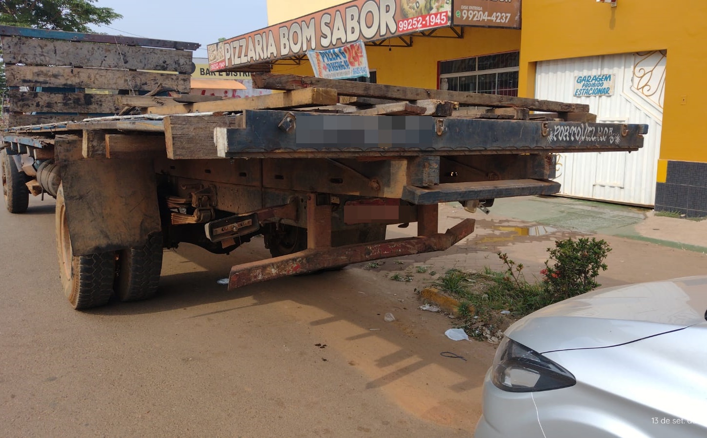 BLOQUEADOS: Caminhão é deixado em frente de casa impedindo moradores de sair