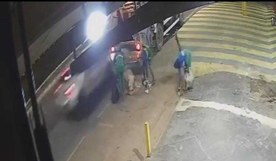 MOTORISTA BÊBADO: Vídeo mostra gari sendo atingido por carro enquanto trabalhava 