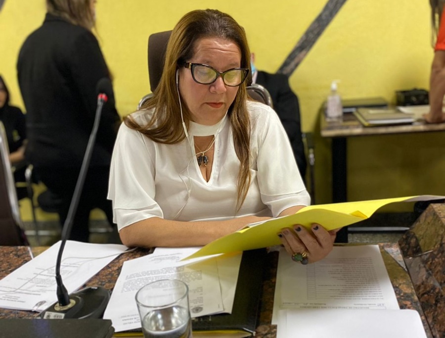 AMBULÂNCIA: Vereadora Ellis Regina quer regulamentar profissão de motoristas