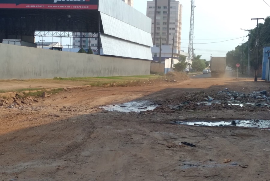 DESCASO: Moradores reclamam que pedaço de rua ficou sem asfalto e pedem solução