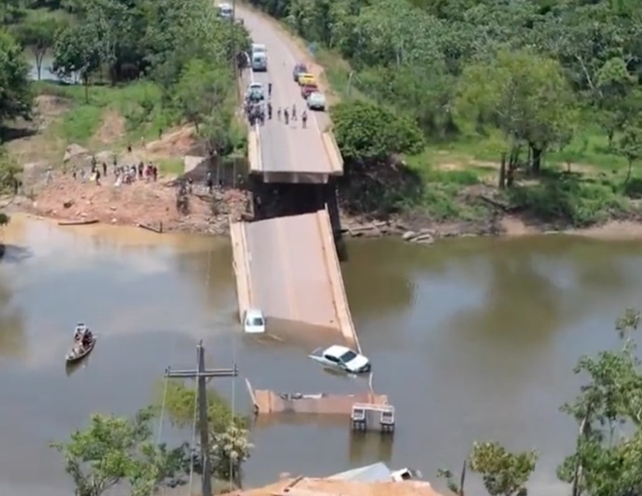 BR BLOQUEADA: Várias pessoas estão presas nas ferragens de veículos no fundo do rio