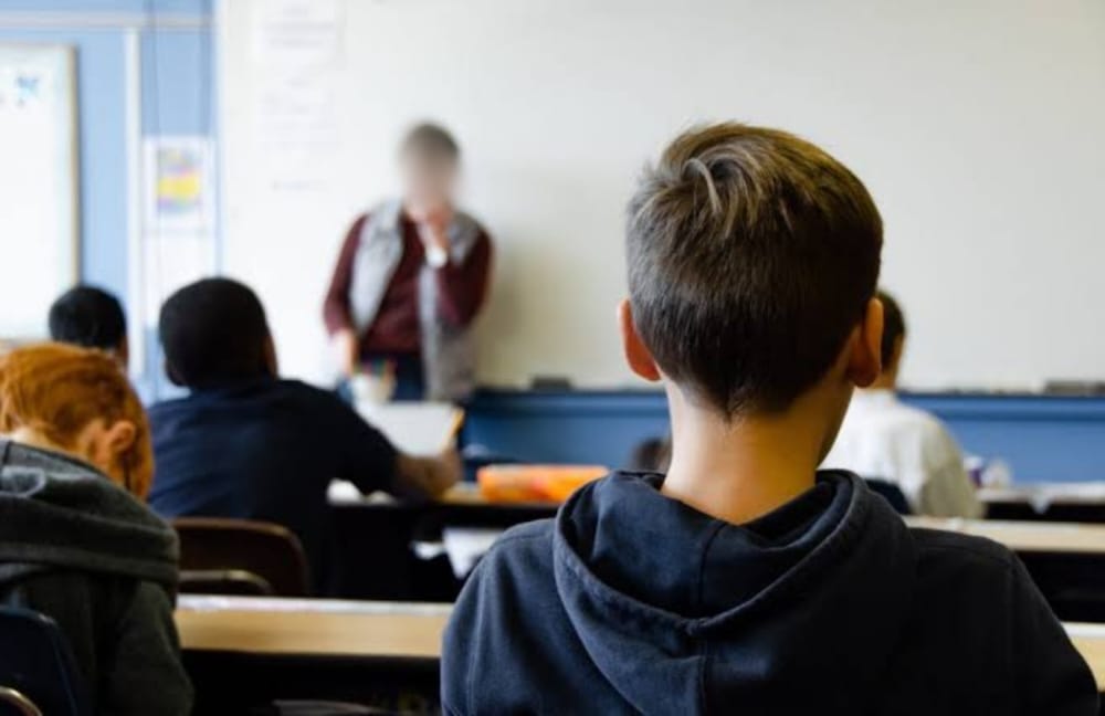 BULLYING: Professor ameaça dar tiro no olho de aluno deficiente em sala de aula 