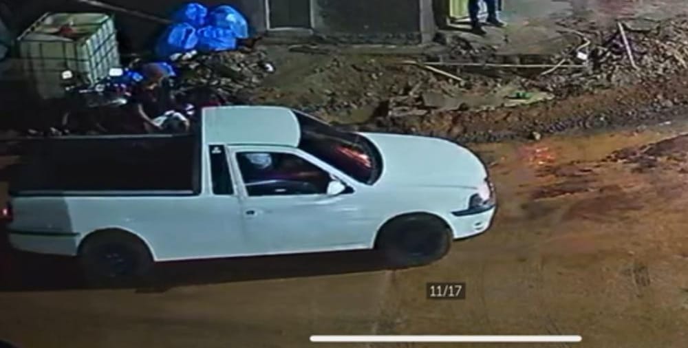 ASSISTA: Vídeo mostra criminoso furtando moto na frente de casa noturna 