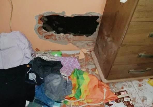 ARMADOS: Bandidos fazem buraco na parede e cometem roubo em residência 
