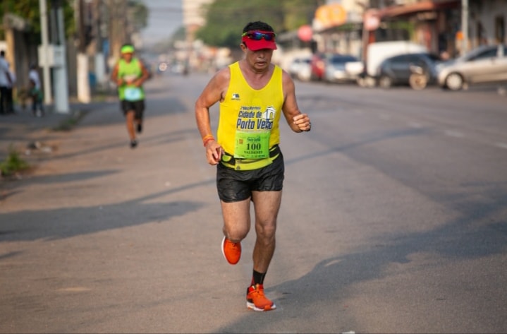 DESAFIO: Maratonista vai correr 42 km e volta pela BR-319 pedalando de Manaus