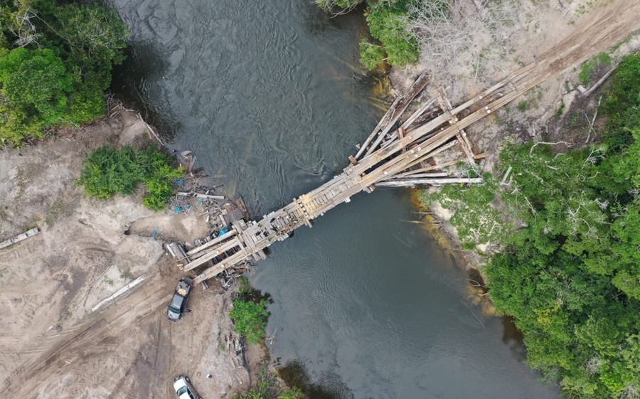 VÍDEO: PF explode ponte em Terra Indígena usada para extração ilegal de madeira