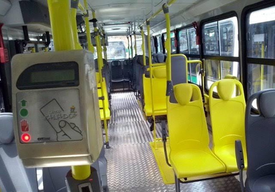 DISCUSSÃO: Estudante de 16 anos ameaça matar motorista dentro de ônibus 