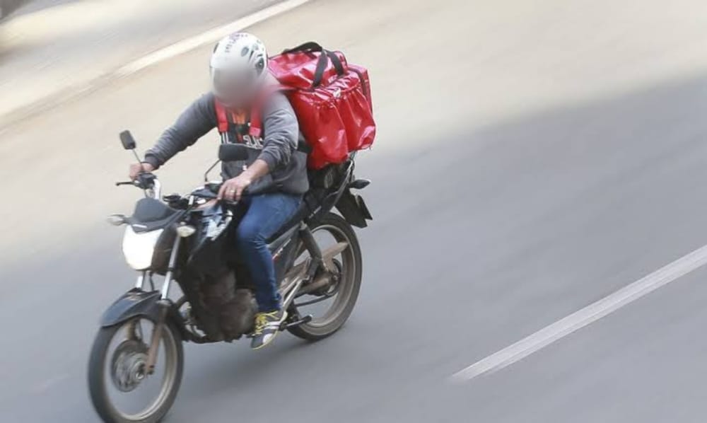 ESFOMEADOS: Cinco bandidos roubam motoboy de delivery e levam até a pizza 