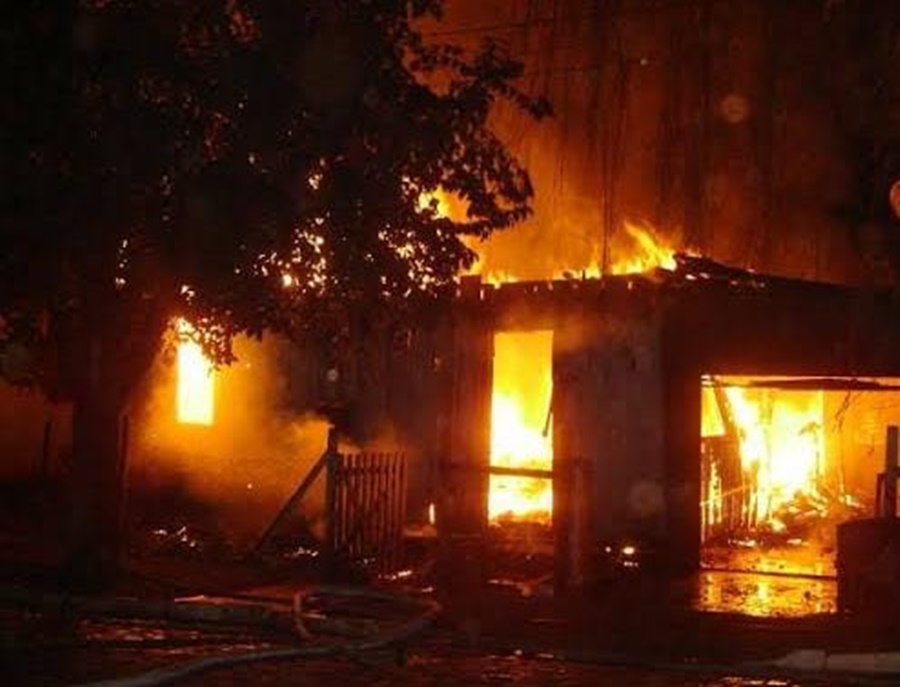 DESTRUIU TUDO: Adolescente toca fogo em apartamento e espanca a mulher 