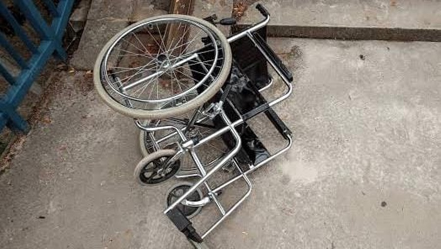 REVOLTANTE: Filho embriagado derruba pai de cadeira de rodas e o arrasta no chão 