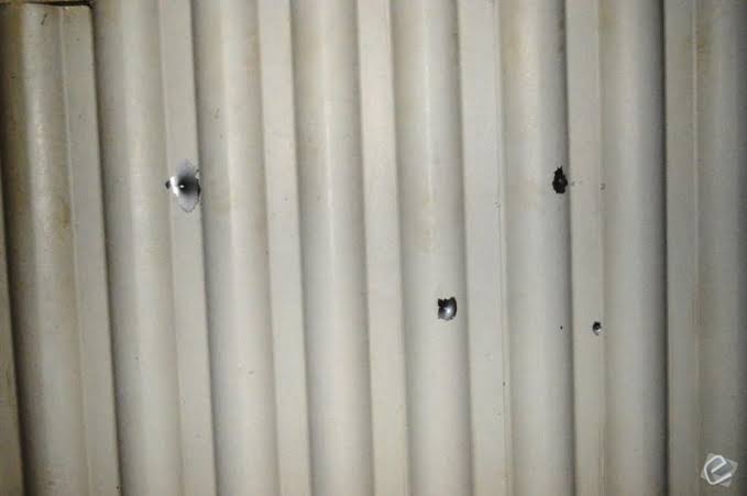 VÁRIOS DISPAROS: Idoso tem portão de residência crivado de balas durante a madrugada 