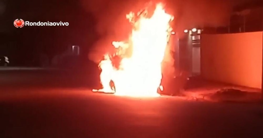 VEJA VÍDEO: Carro é destruído por incêndio após bater contra caçamba de entulhos 