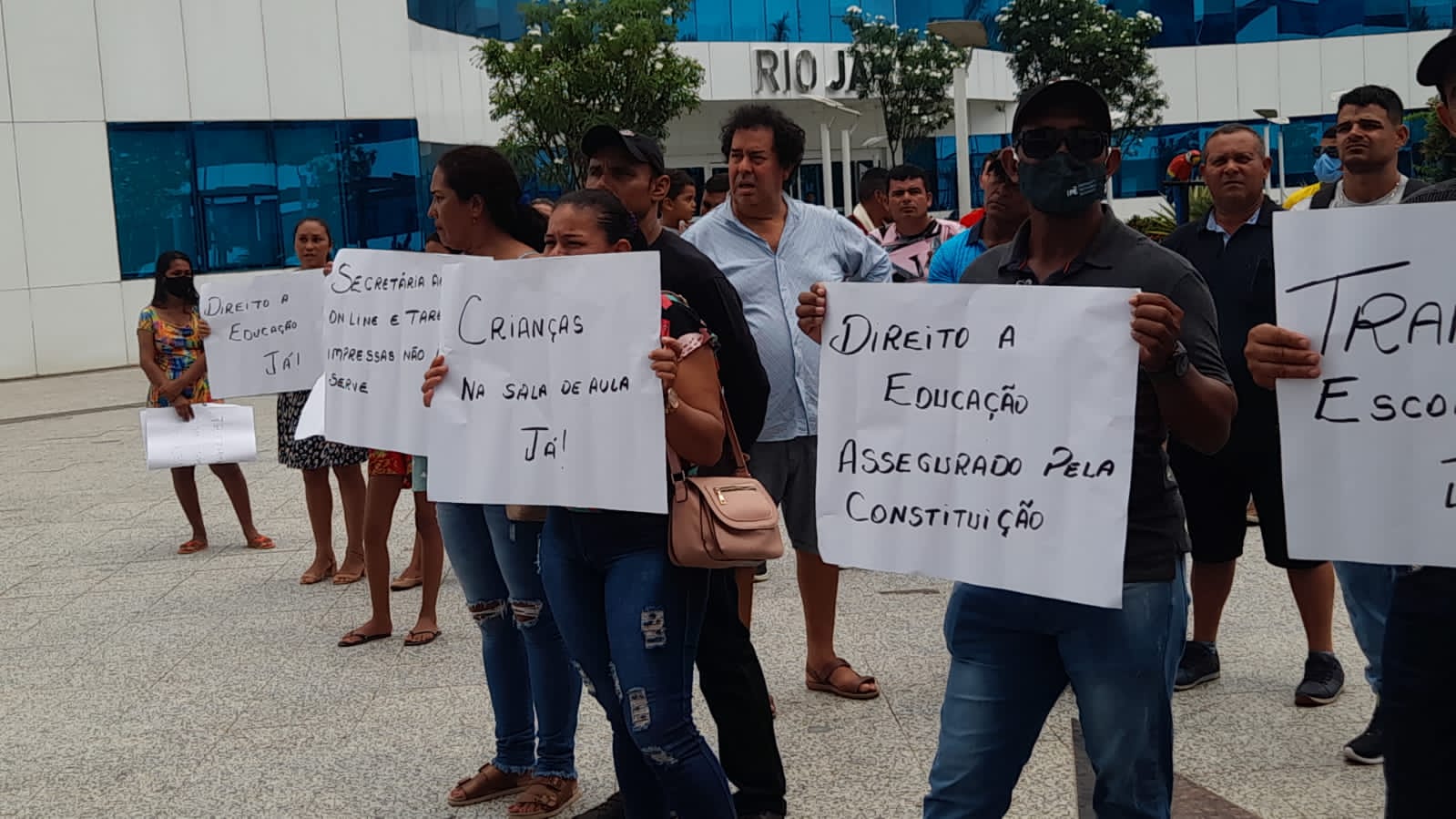 PROBLEMA ANTIGO: Pais do Baixo Madeira fazem protesto e pedem transporte escolar