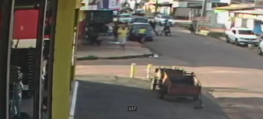 BALEADO: Vídeo registra momento de ataque a tiros na frente de barbearia 