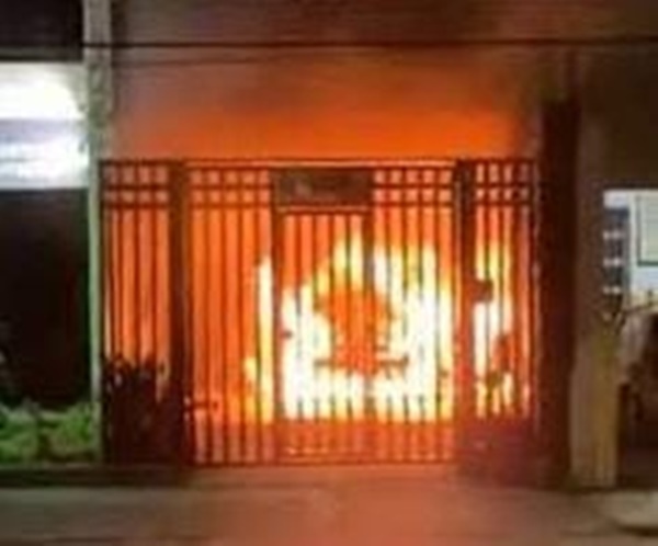 ALUCINADO: Filho ameaça matar os pais e incendeia o carro do irmão 