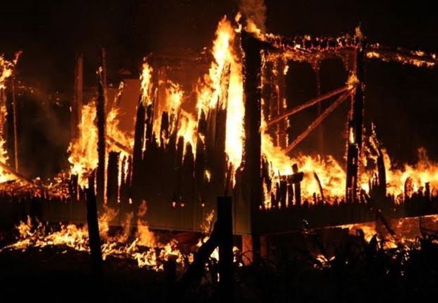 CRIMINOSO: Residência alvo de conflito pela posse é destruída por incêndio 