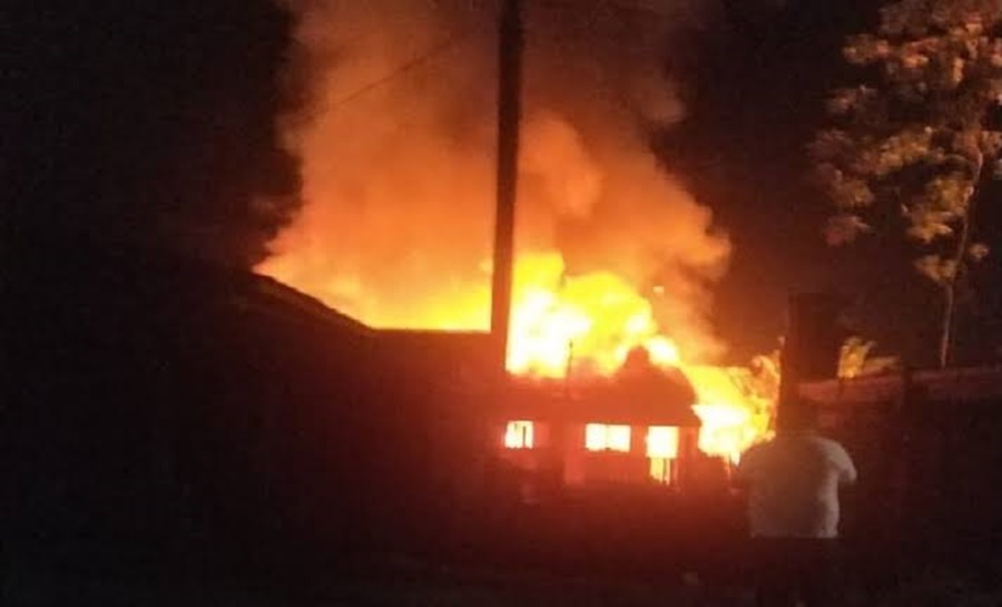 INVESTIGAÇÃO: Residência que mecânico morreu ao cair do telhado é totalmente incendiada
