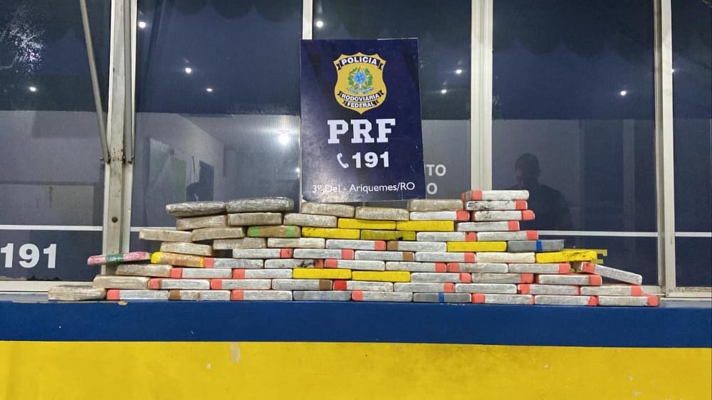 FLAGRANTE: PRF prende traficante com mais de 70 quilos de drogas em carro 