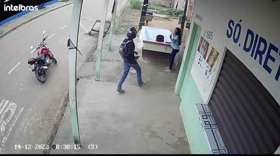 VÍDEO: Câmera de segurança mostra bandido assaltando mulher na frente de casa