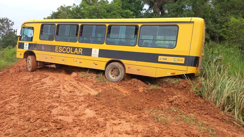 ATOLOU: Ônibus escolar que transportava crianças na capital quase capota 