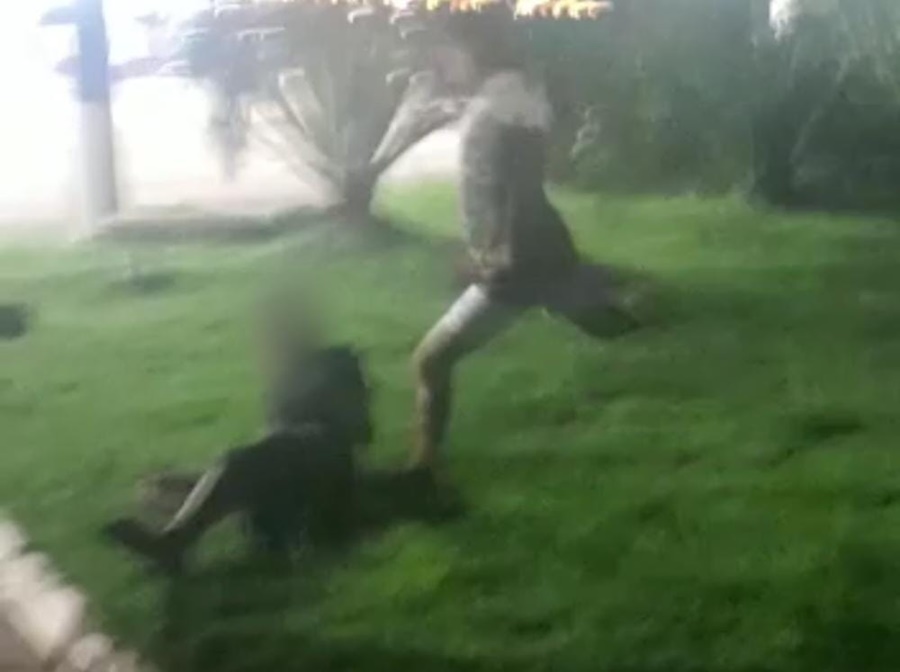 VÍDEO: Policial militar é flagrado espancando adolescente caído ao chão 