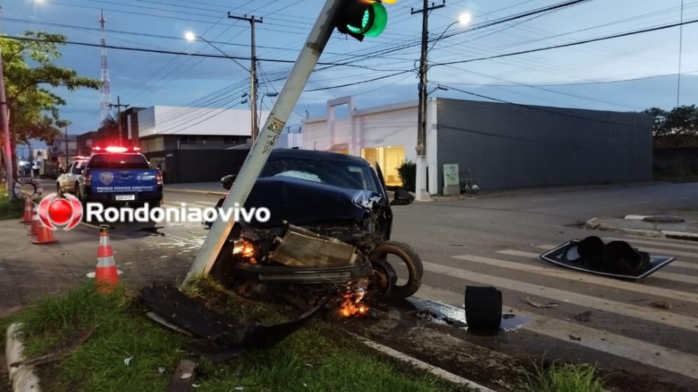 FORTE COLISÃO: Grave acidente envolvendo motorista de app deixa semáforo destruído 