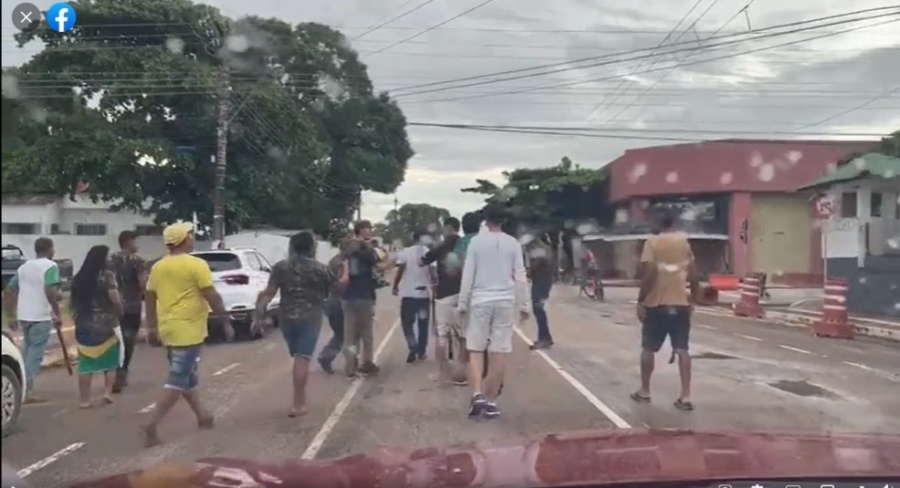 PEDAÇOS DE PAU: Bolsonaristas com porretes atacam ciclistas na frente da 17ª Brigada