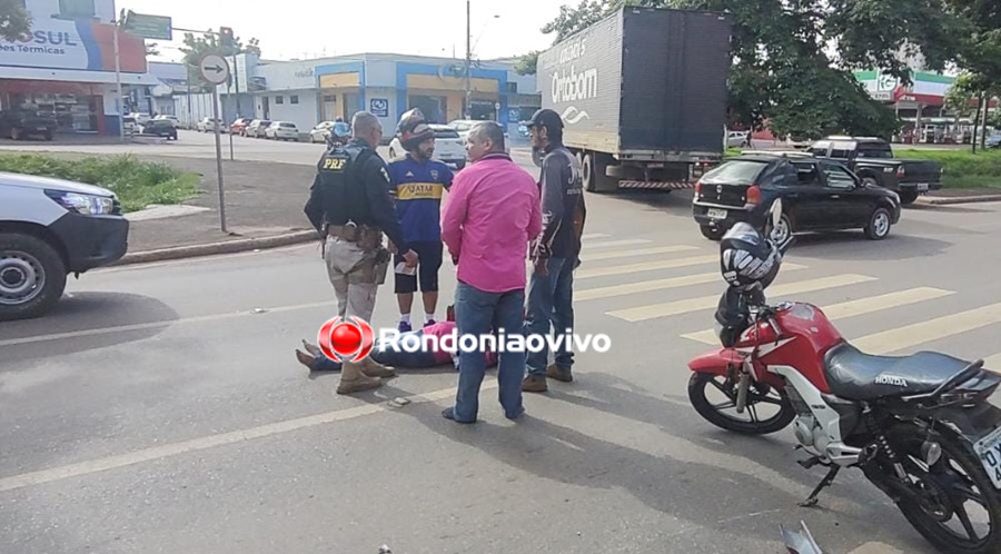 VÍDEO: Passageira de moto fica lesionada após colisão na Jorge Teixeira