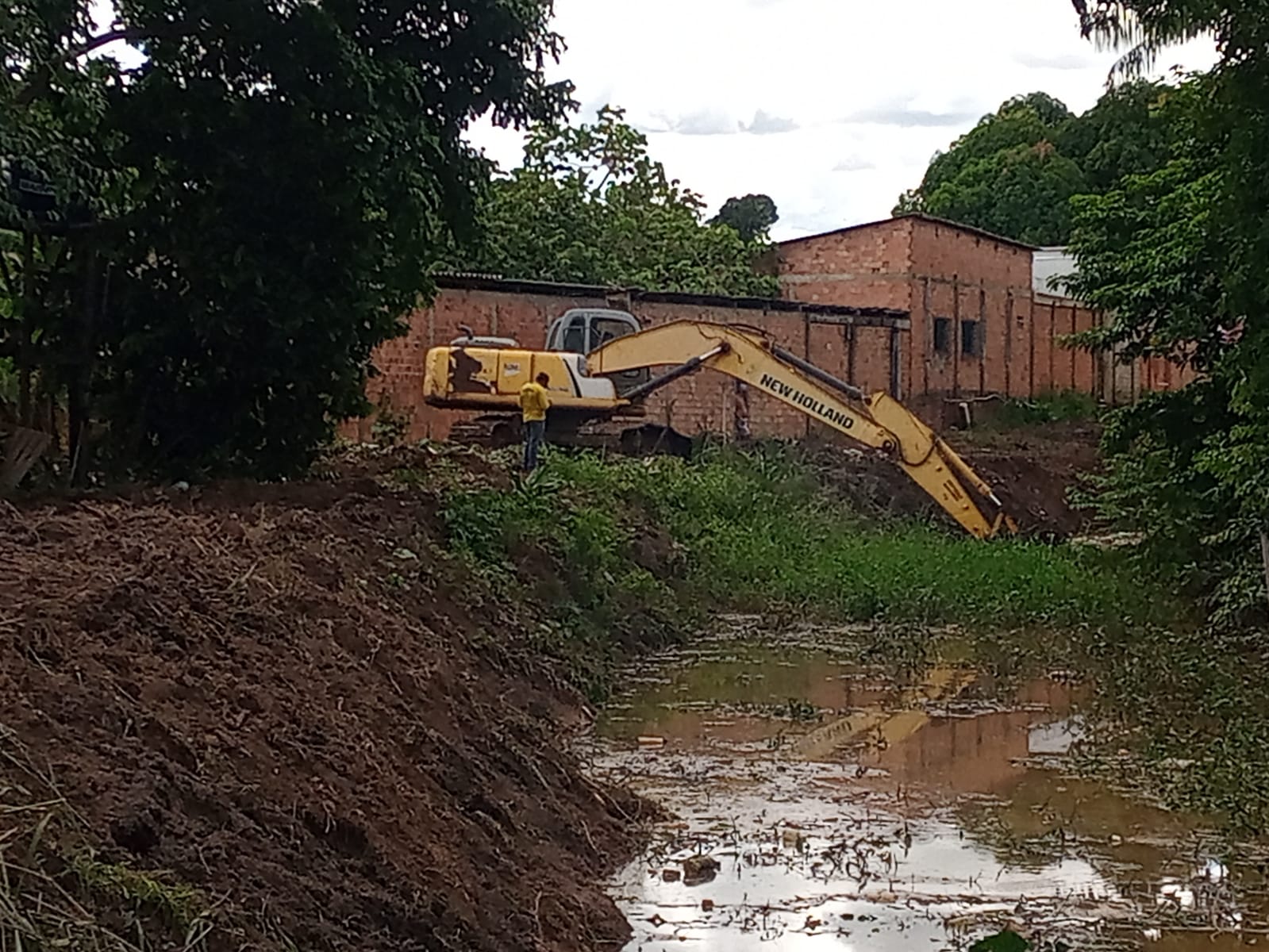 EDWILSON NEGREIROS: Após pedido de vereador, Prefeitura limpa canal que passa por 14 ruas da zona Leste