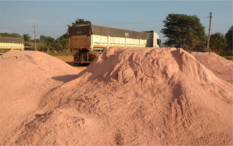 AGRICULTORES: Prefeitura de Rio Crespo recebe R$ 100 mil para transportar calcário