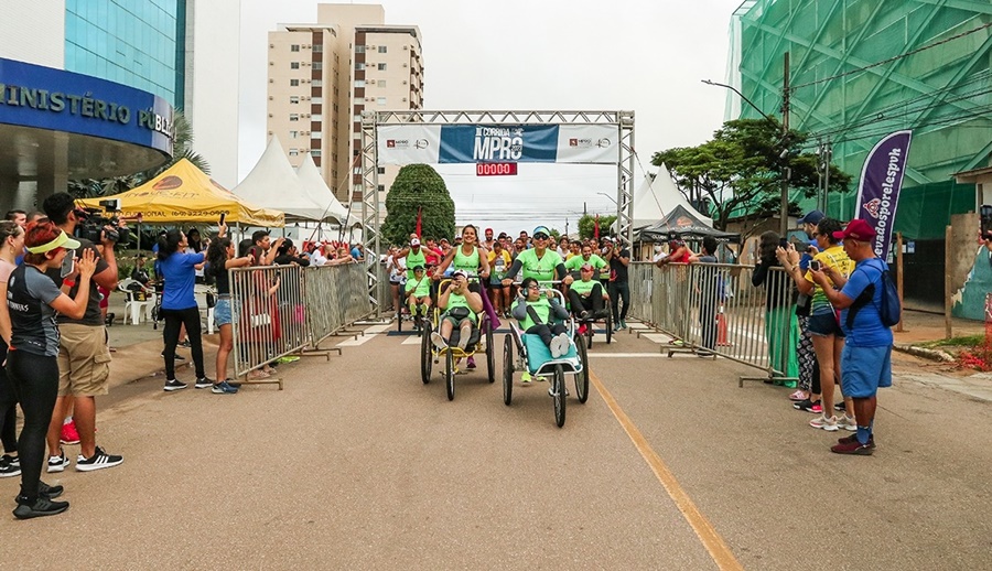 Uma curiosa corrida entre uma Atleta e um carro esportivo. Quem ganha?