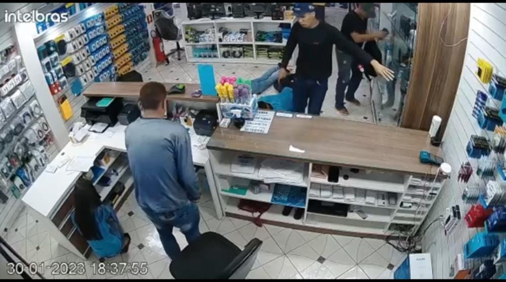 VÍDEO: Assaltantes são filmados rendendo funcionários e roubando loja de celulares 